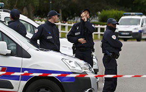 Policiers tués lâchement à coups de couteaux